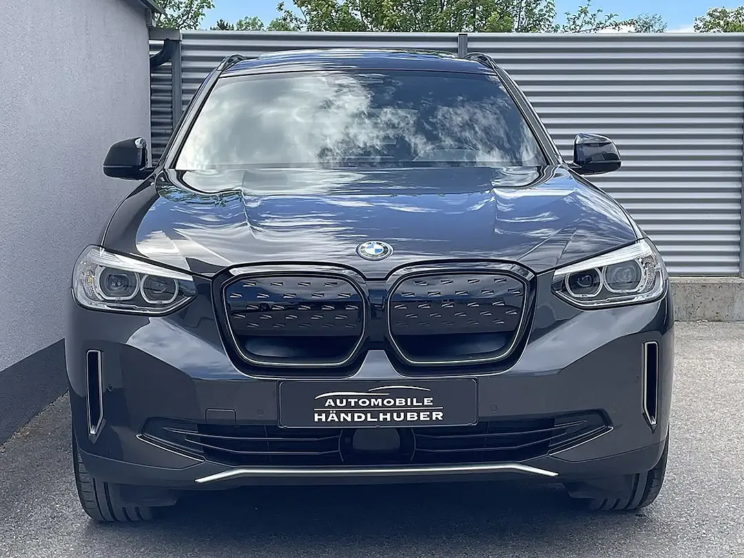 BMW iX3 - Thumbnail 5