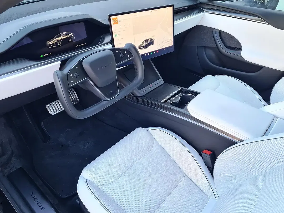 Tesla Model S Plaid - Thumbnail 6