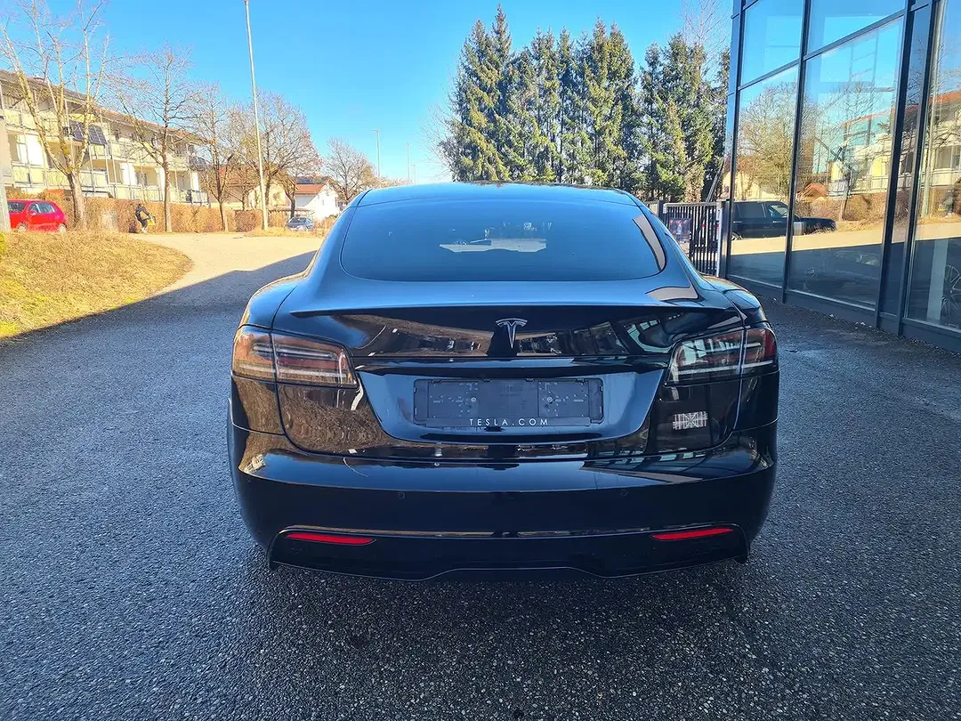 Tesla Model S Plaid - Thumbnail 3