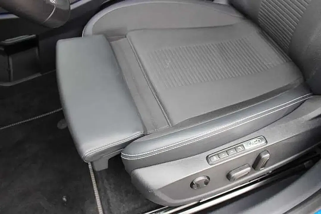 Ford Explorer Premium - Thumbnail 16