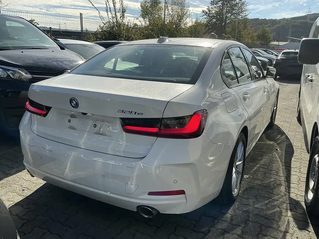 BMW 320 - Thumbnail 2