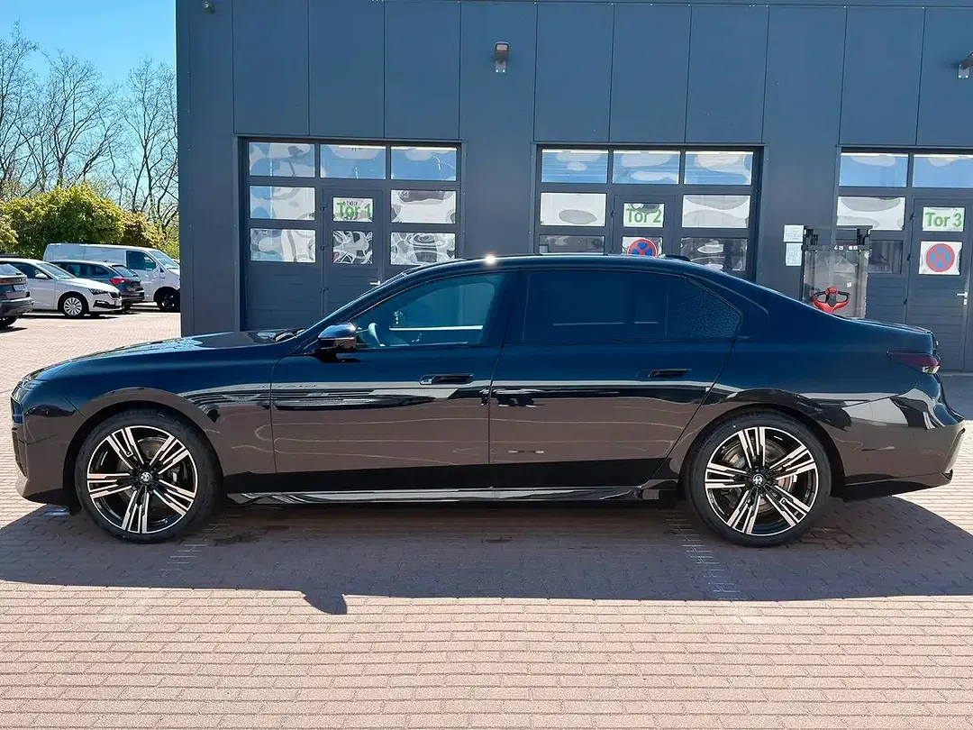 BMW 740 xDrive M Sport Pro - Thumbnail 1