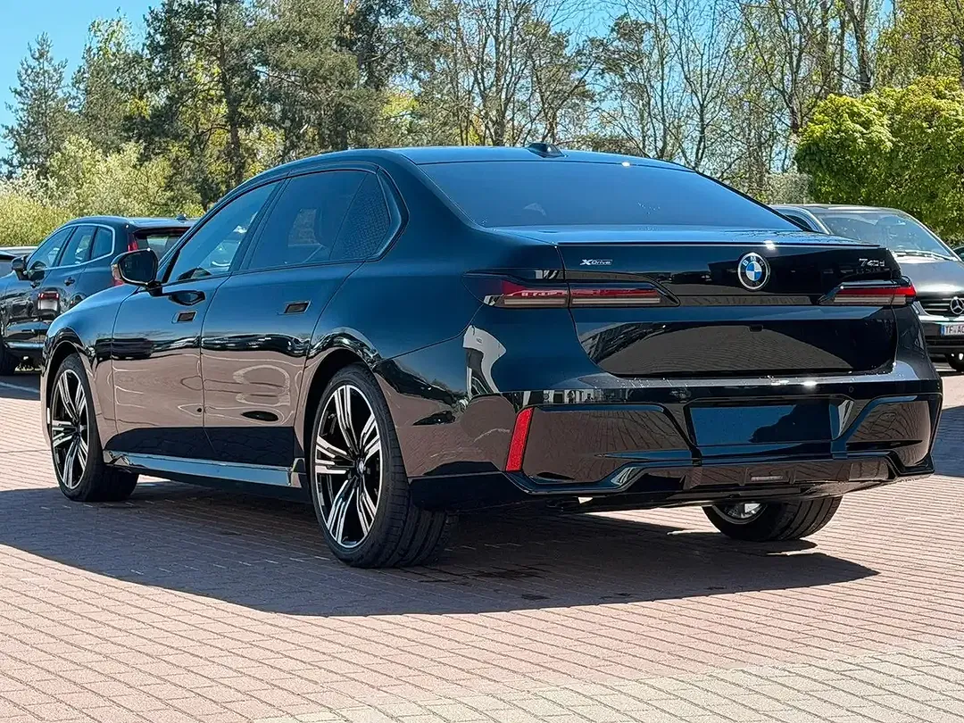 BMW 740 xDrive M Sport Pro - Thumbnail 2