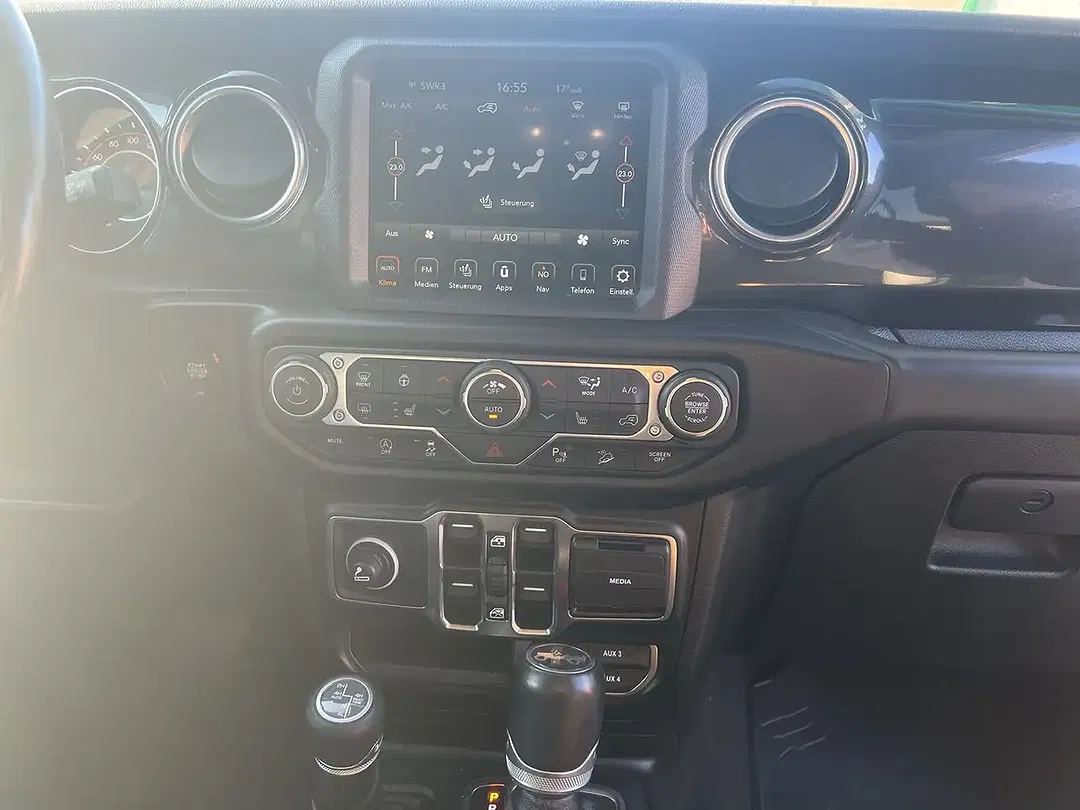 Jeep Wrangler Sahara - Thumbnail 10
