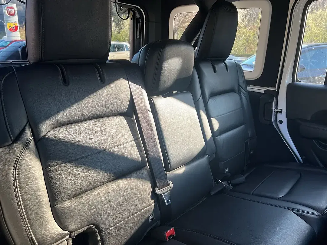 Jeep Wrangler Sahara - Thumbnail 12