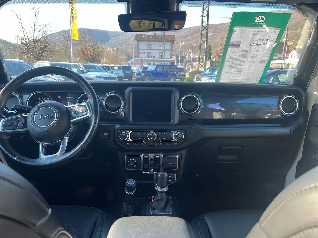 Jeep Wrangler Sahara - Thumbnail 13