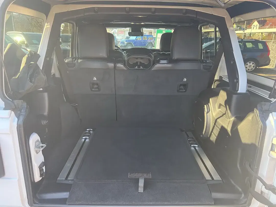 Jeep Wrangler Sahara - Thumbnail 14