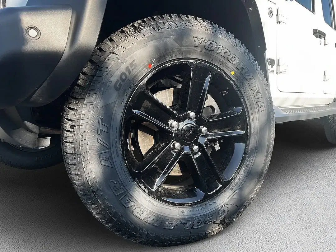 Jeep Wrangler Sahara - Thumbnail 3