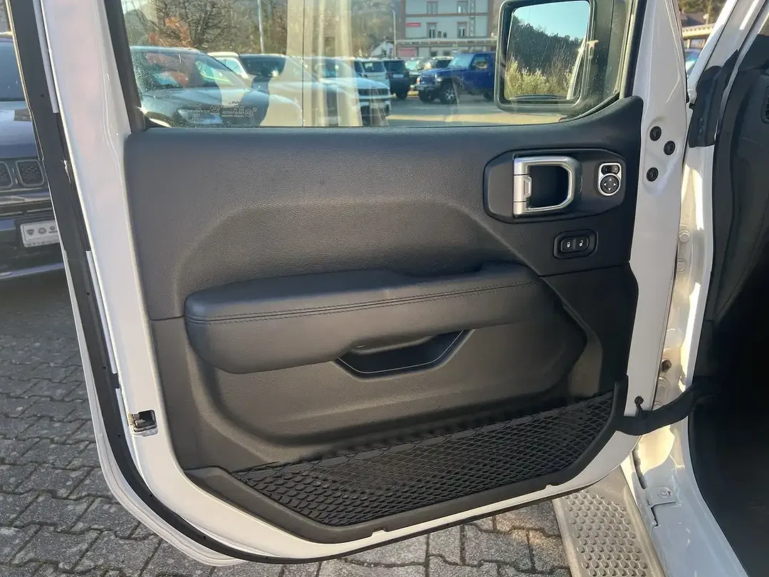 Jeep Wrangler Sahara - Thumbnail 4