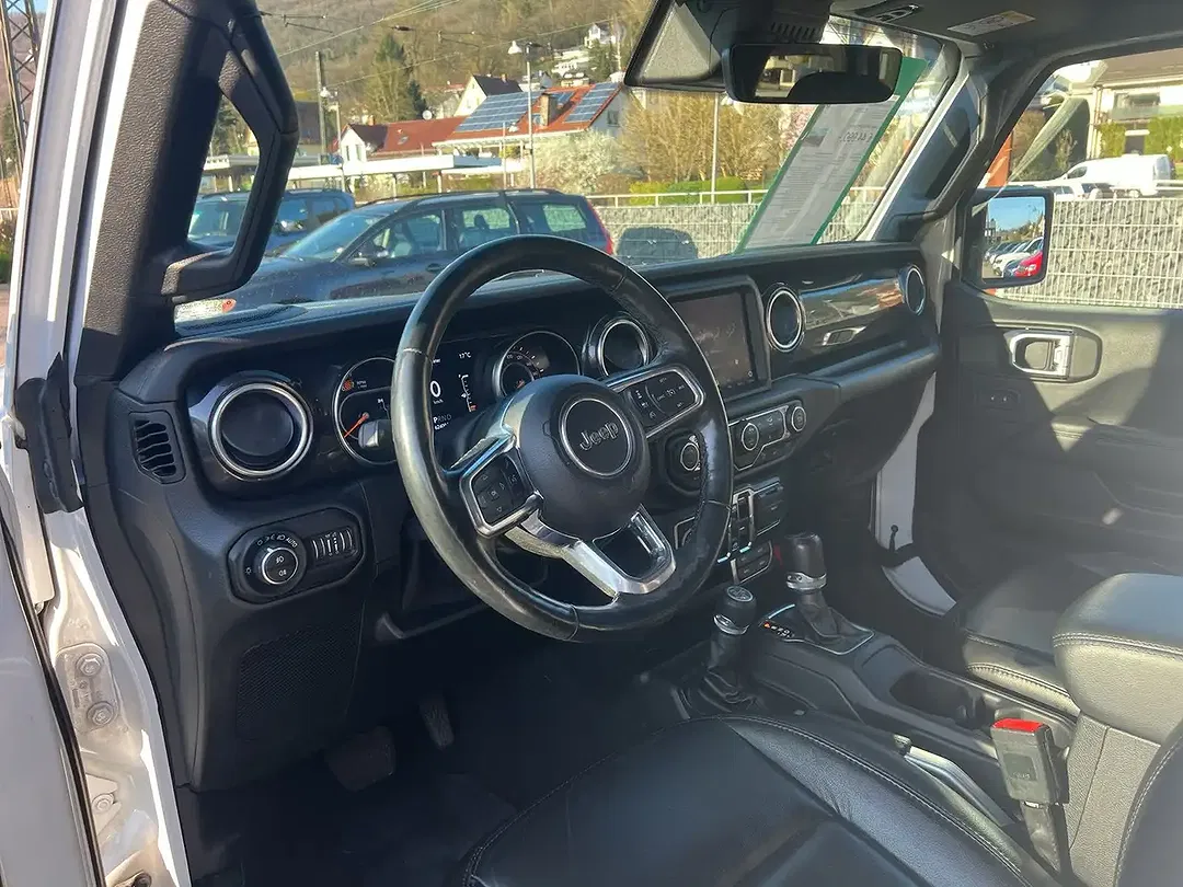 Jeep Wrangler Sahara - Thumbnail 5