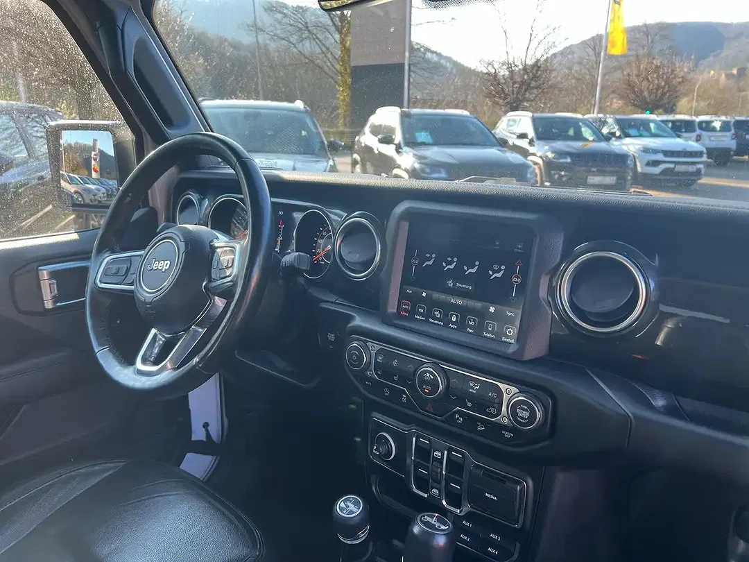 Jeep Wrangler Sahara - Thumbnail 7