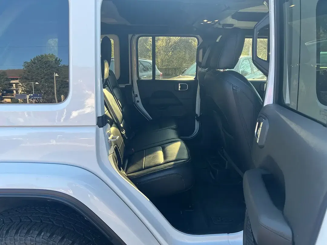 Jeep Wrangler Sahara - Thumbnail 8