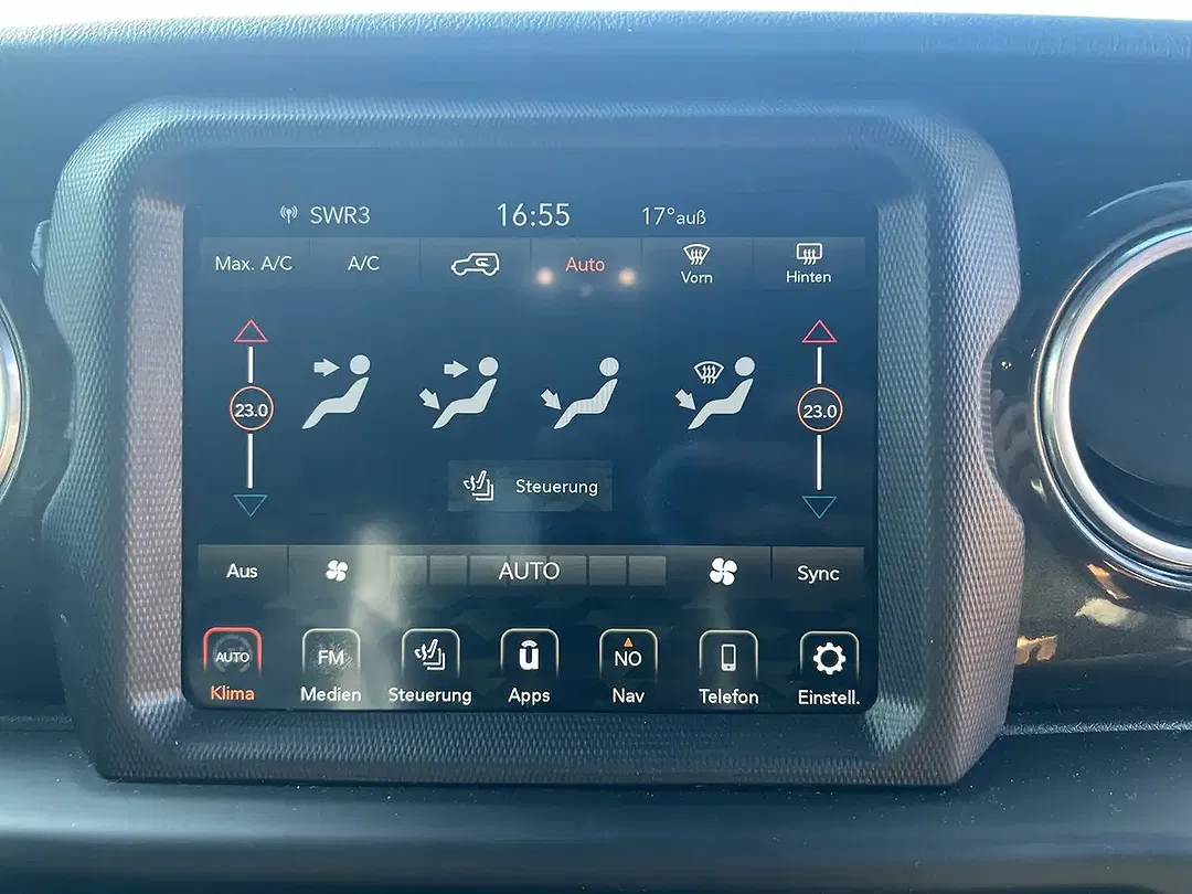 Jeep Wrangler Sahara - Thumbnail 9