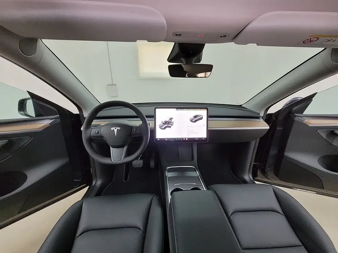 Tesla Model Y AWD Long Range - Thumbnail 8
