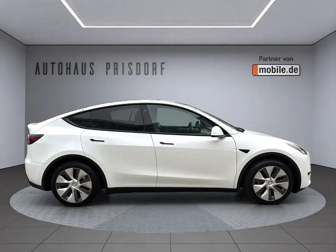 Tesla Model Y RWD - Thumbnail 3