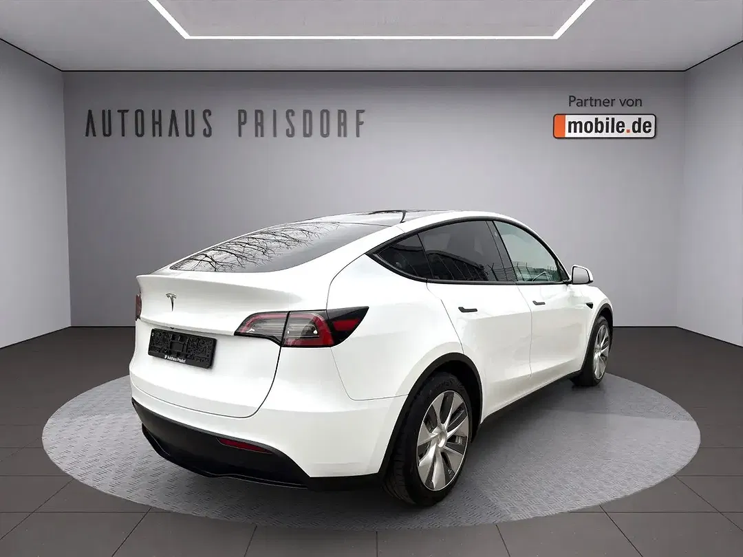 Tesla Model Y RWD - Thumbnail 4