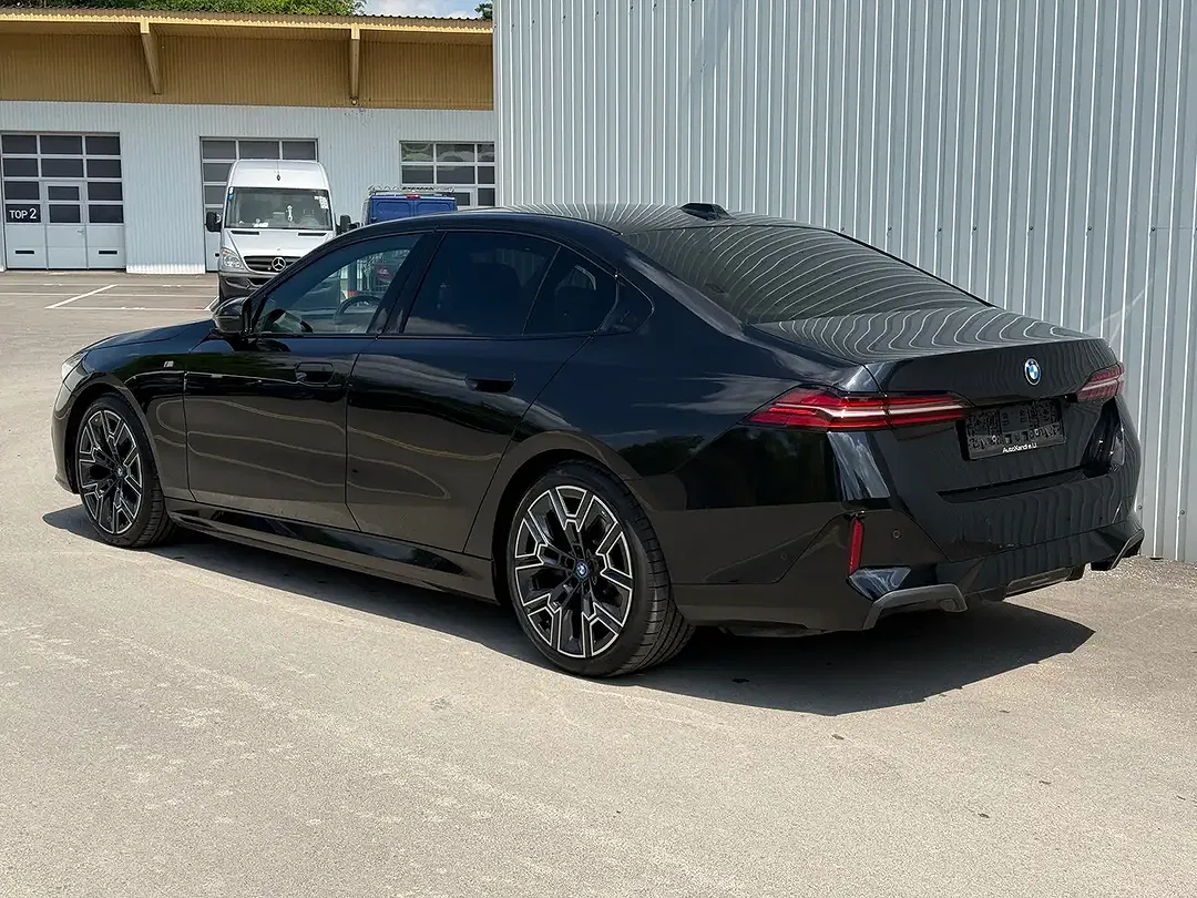 BMW i5 eDrive M Sport - Thumbnail 3