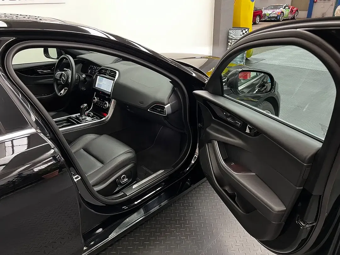 Jaguar XE 4x4 S - Thumbnail 13