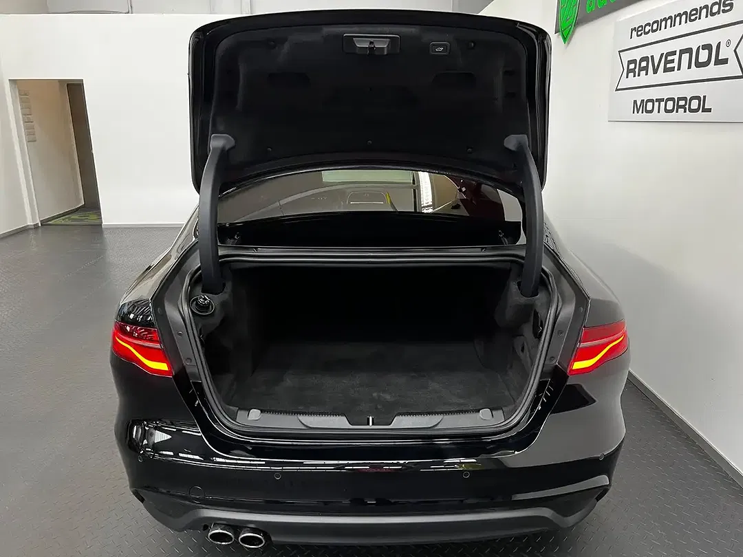 Jaguar XE 4x4 S - Thumbnail 8