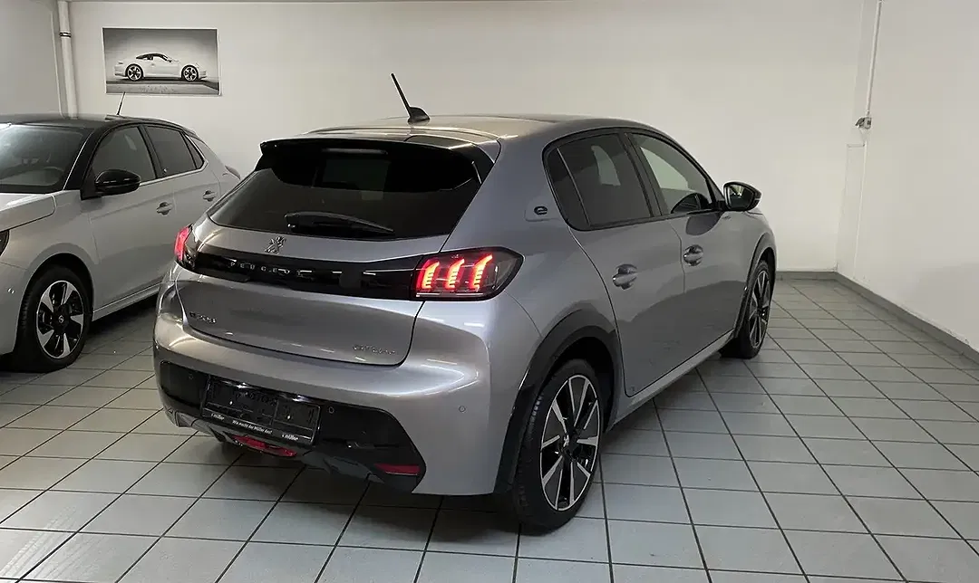 Peugeot 208 GT Line - Thumbnail 3