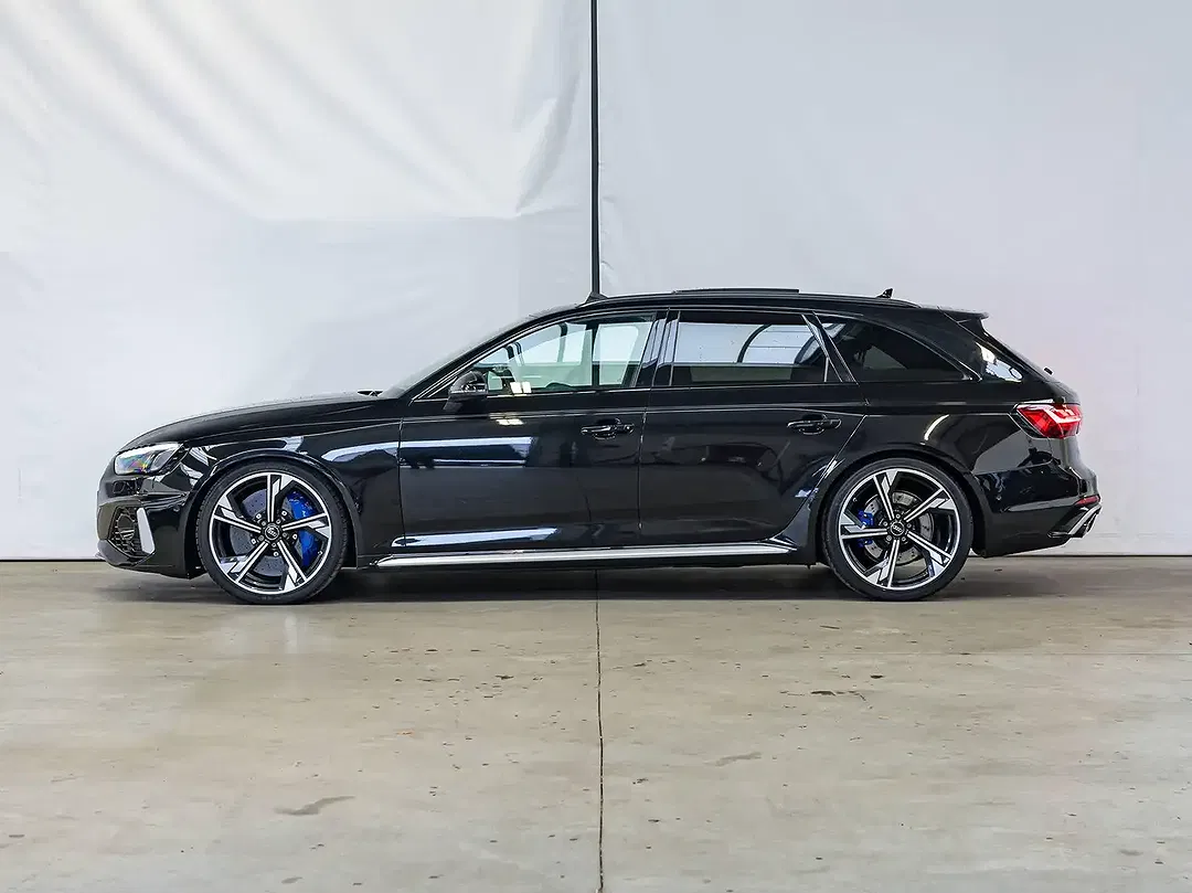 Audi RS4 - Thumbnail 3
