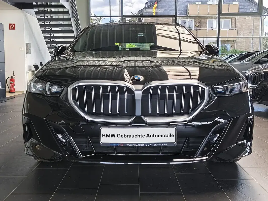 BMW 520 Touring M Sport - Thumbnail 2