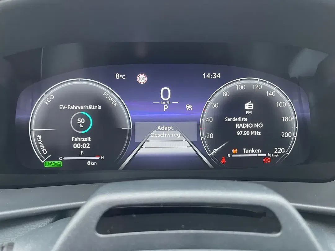 Toyota C-HR Hybrid - Thumbnail 5