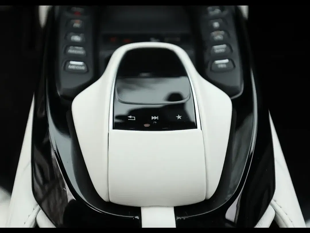 Aston Martin V8 Coupe - Thumbnail 14