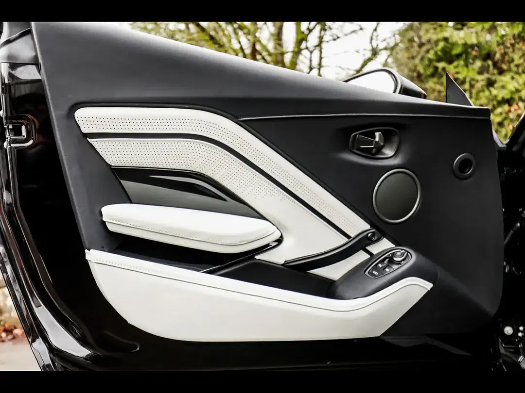 Aston Martin V8 Coupe - Thumbnail 8