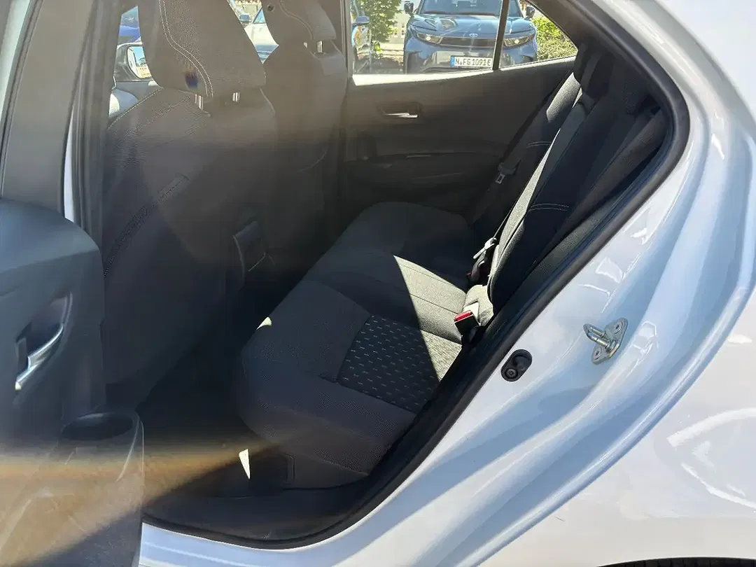 Toyota Corolla Hybrid Business Edition - Thumbnail 6