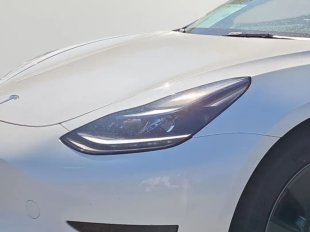 Tesla Model 3 - Thumbnail 3
