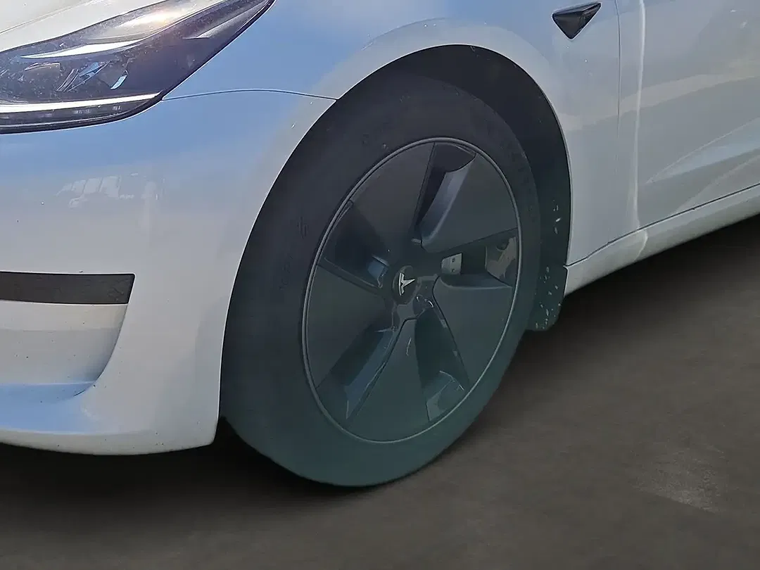 Tesla Model 3 - Thumbnail 4