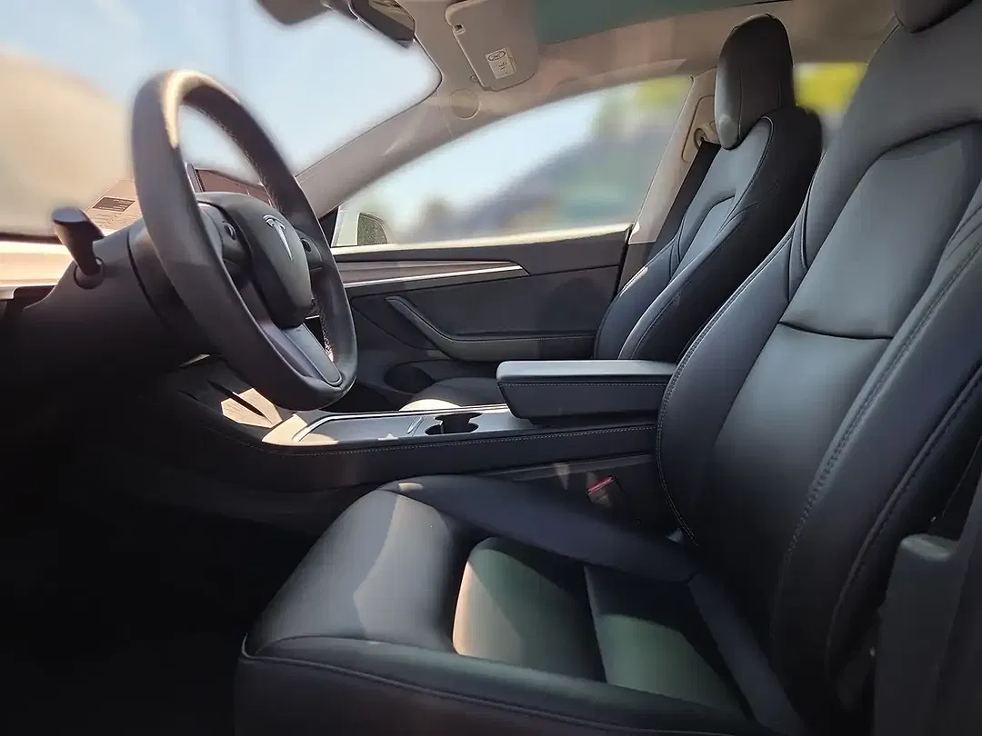 Tesla Model 3 - Thumbnail 5