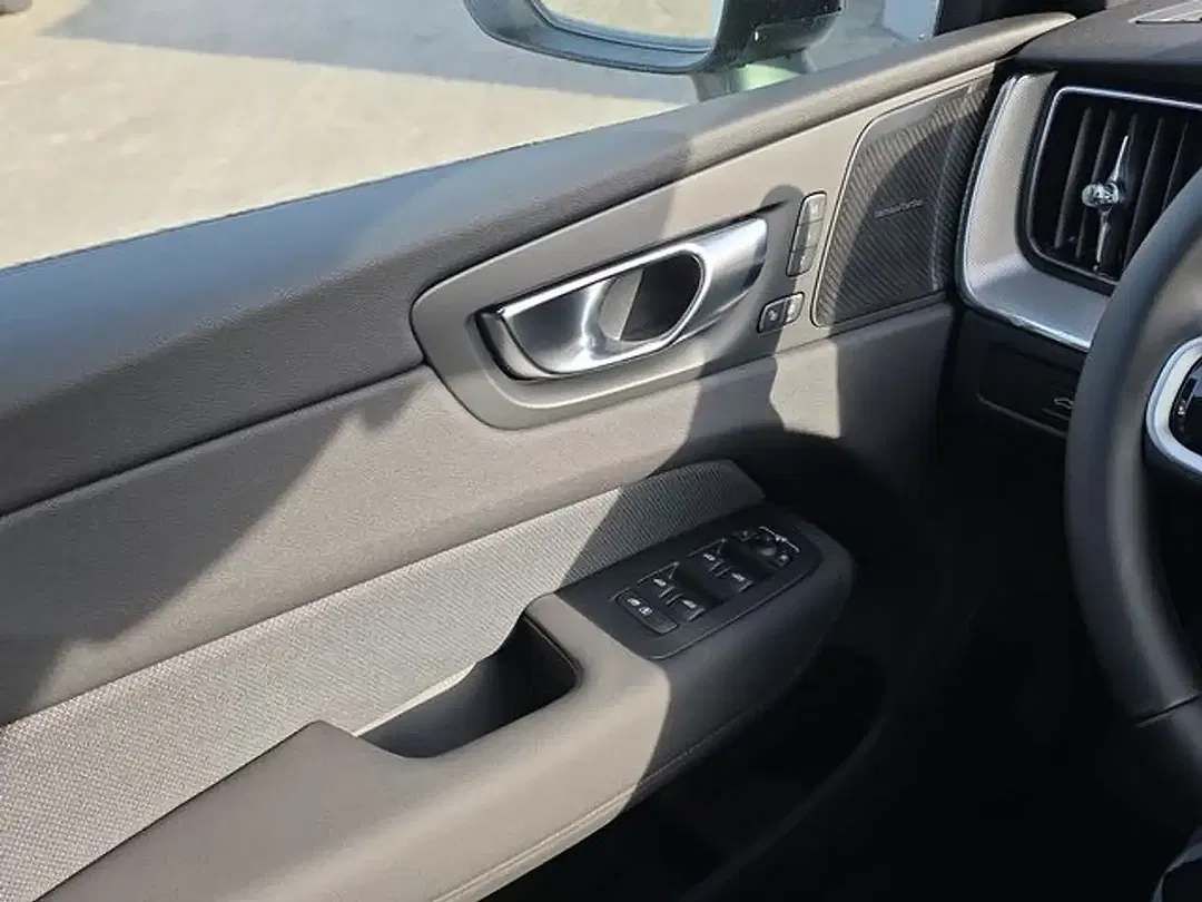 Volvo XC60 T8 AWD Plus Black Edition - Thumbnail 8