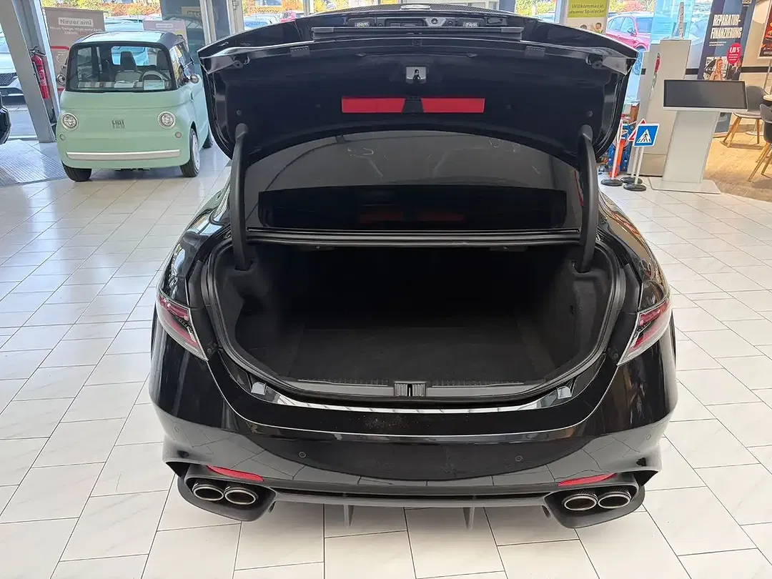 Alfa Romeo Giulia Quadrifoglio - Thumbnail 6