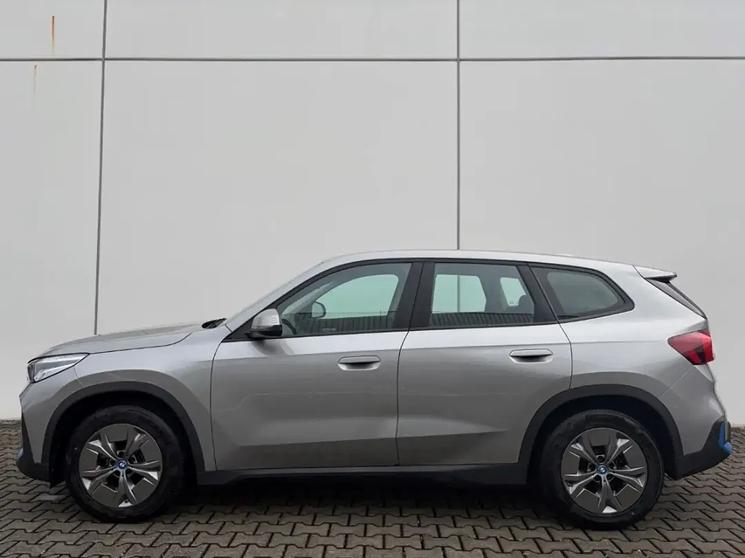 BMW iX1 xDrive - Thumbnail 3