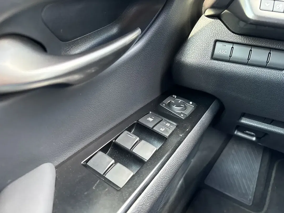 Lexus UX 300e - Thumbnail 12