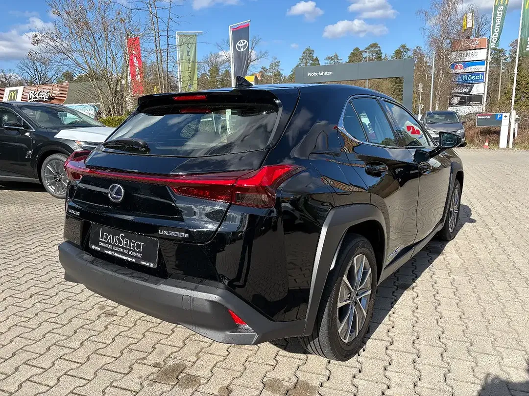 Lexus UX 300e - Thumbnail 4