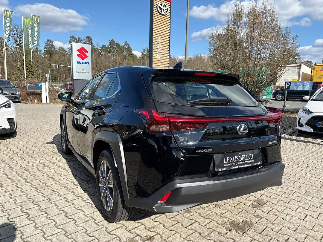 Lexus UX 300e - Thumbnail 5