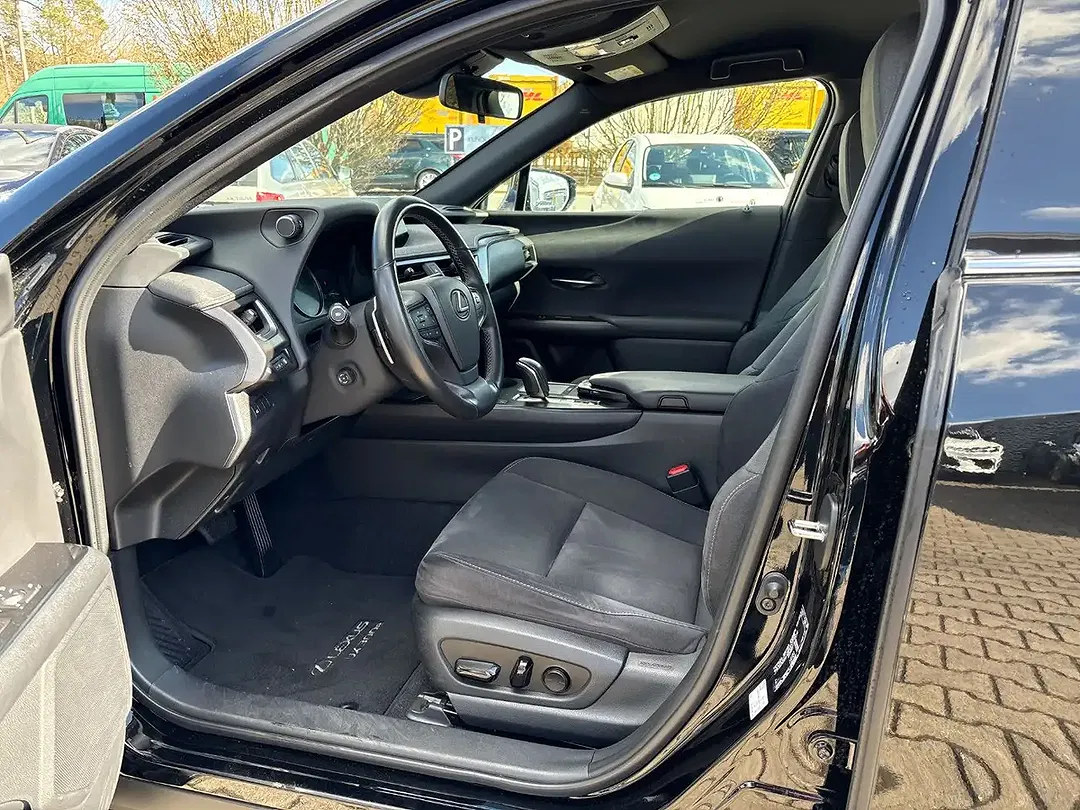 Lexus UX 300e - Thumbnail 6