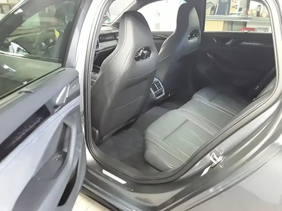 Volkswagen Passat 1.5 eHybrid R-Line - Thumbnail 4