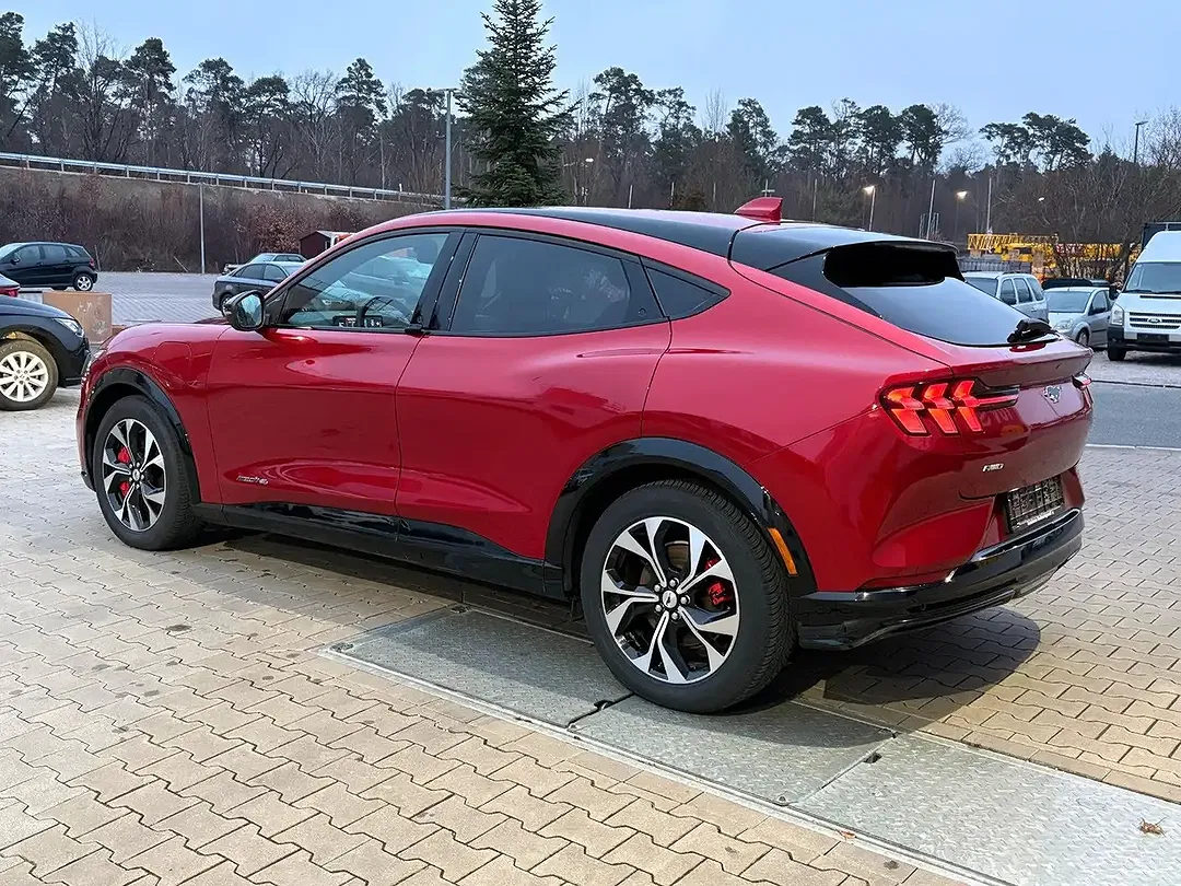 Ford Mustang Mach-E 4x4 - Thumbnail 7