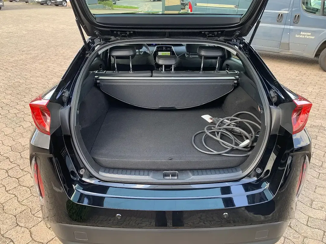 Toyota Prius PHEV Executive - Thumbnail 3