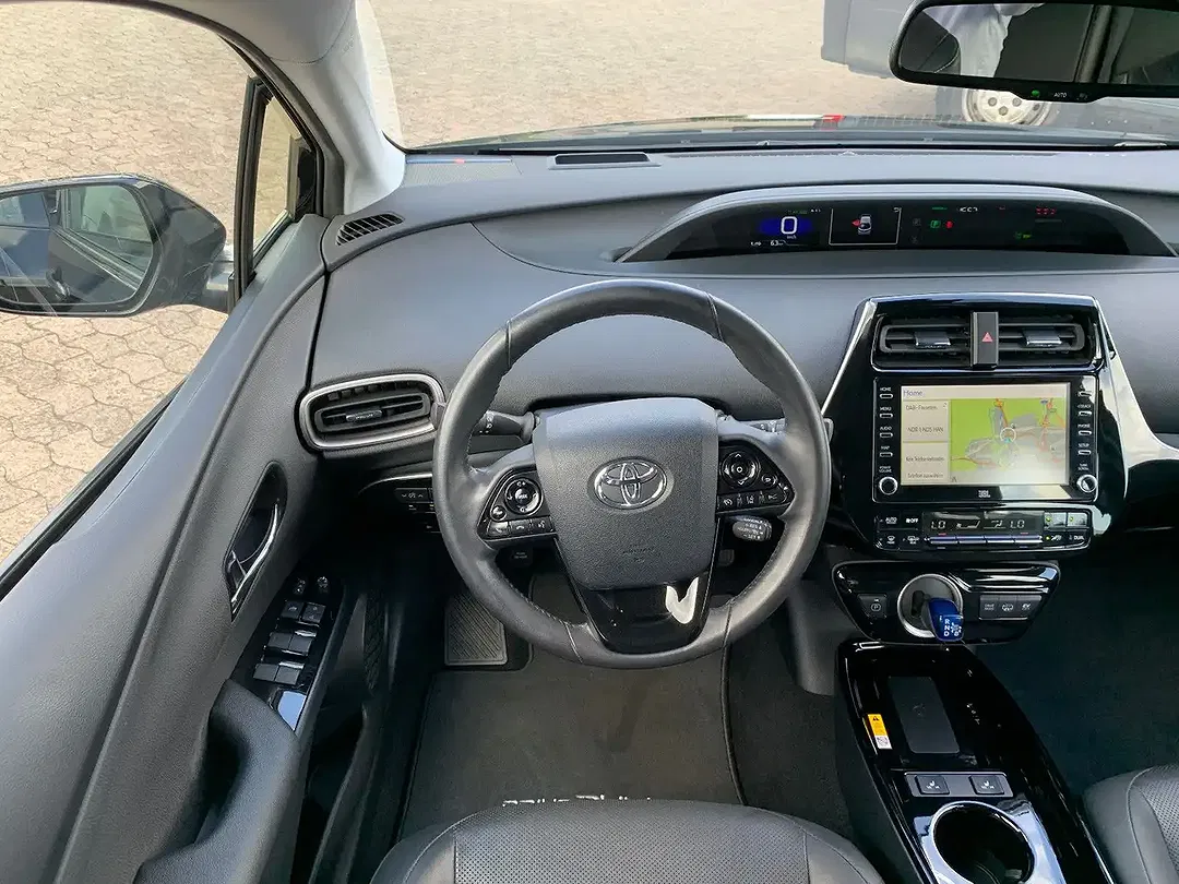 Toyota Prius PHEV Executive - Thumbnail 4