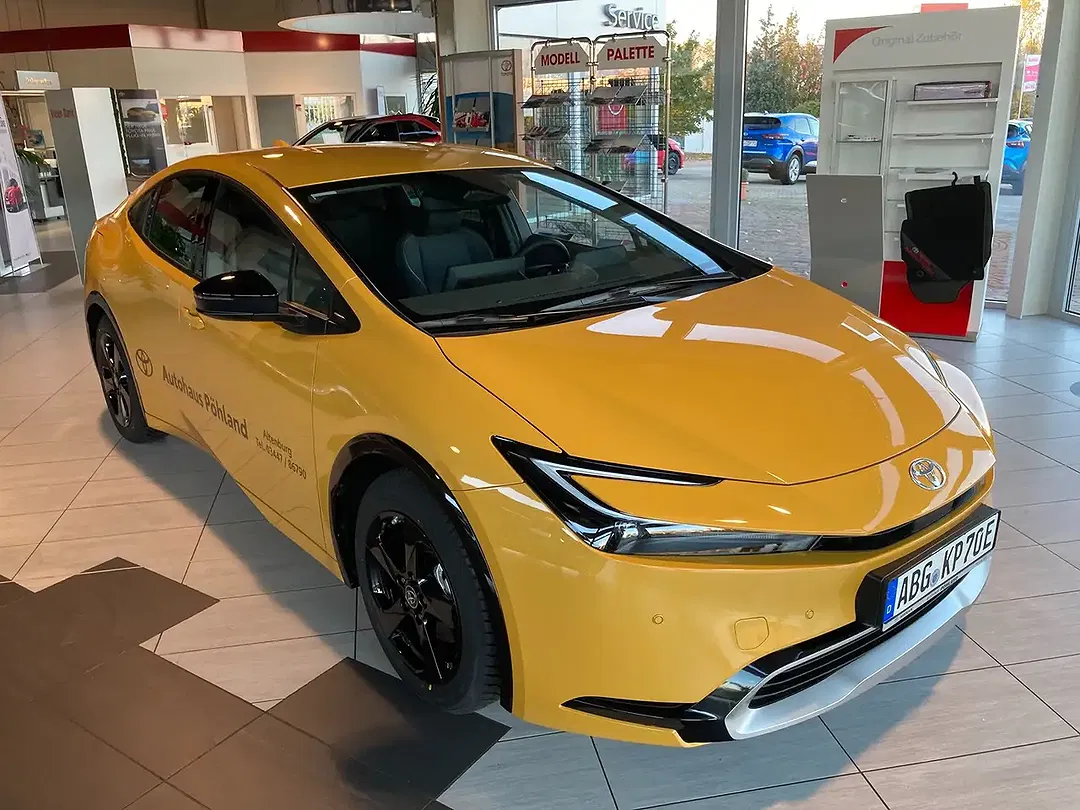 Toyota Prius PHEV Executive - Thumbnail 3