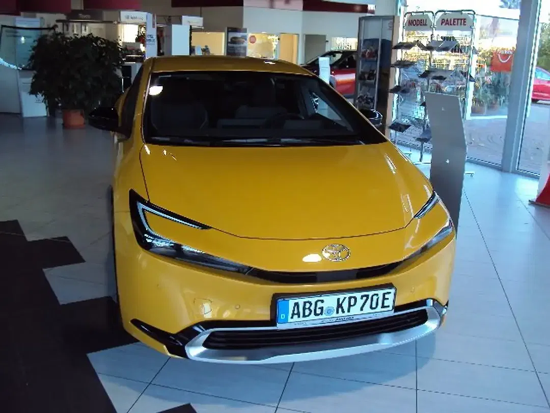 Toyota Prius PHEV Executive - Thumbnail 4