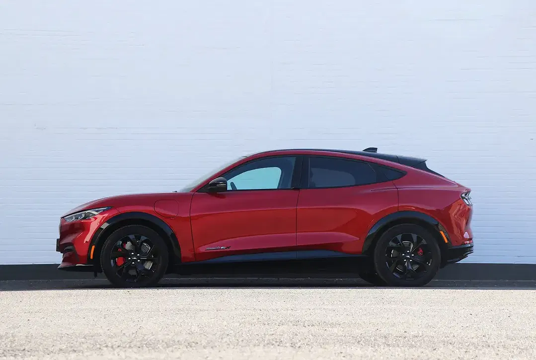 Ford Mustang Mach-E 4x4 Premium - Thumbnail 3