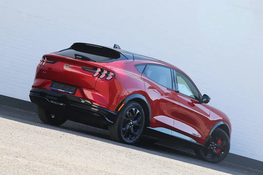 Ford Mustang Mach-E 4x4 Premium - Thumbnail 5