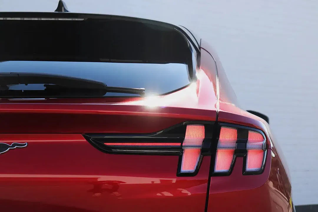 Ford Mustang Mach-E 4x4 Premium - Thumbnail 8