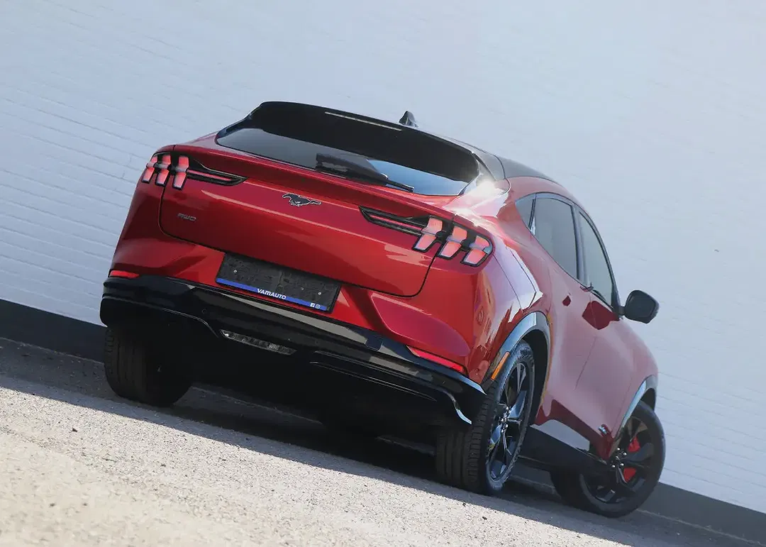 Ford Mustang Mach-E 4x4 Premium - Thumbnail 9
